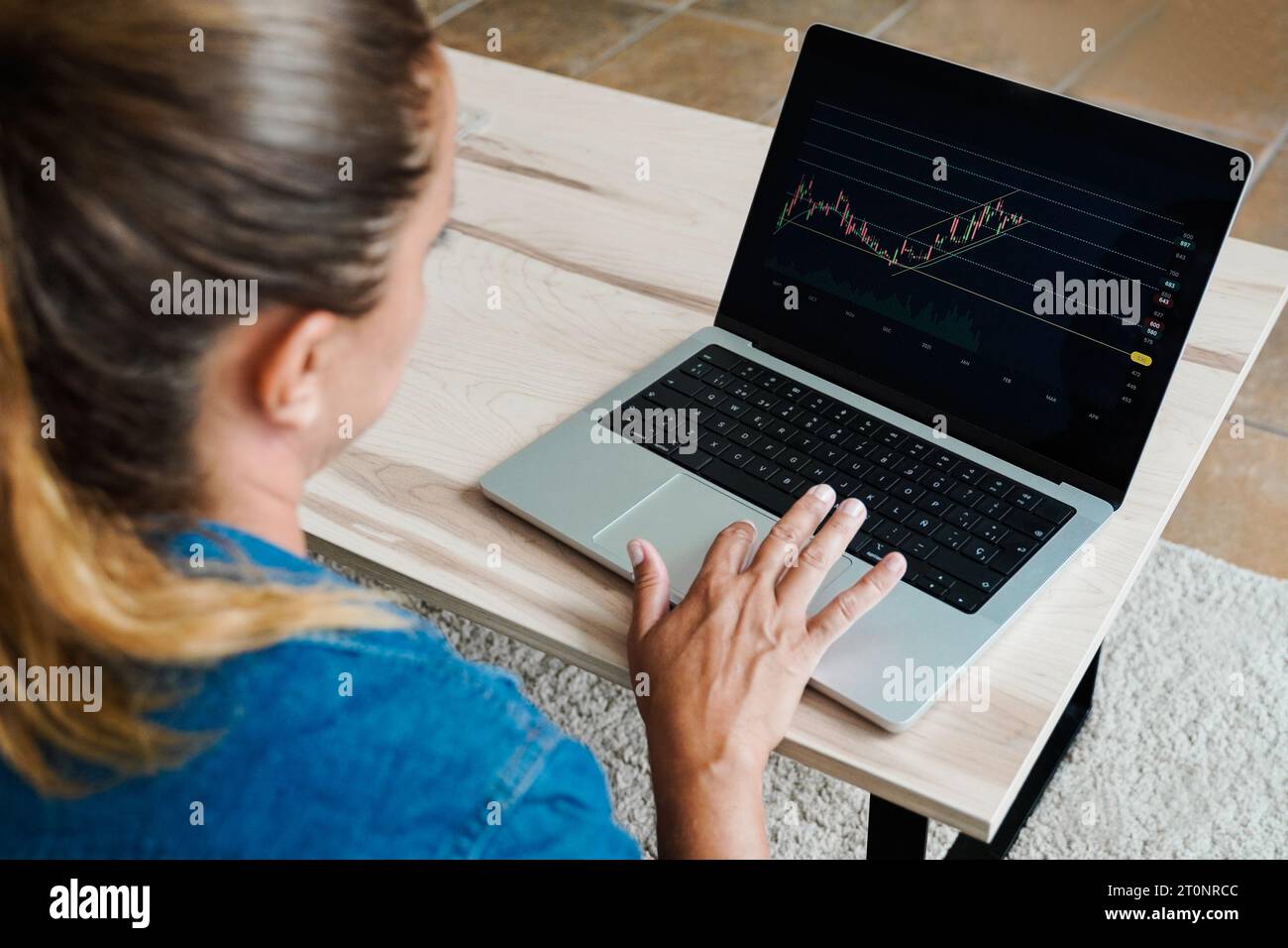 Trader business Woman che usa la cripto Exchange per investimenti in borsa - finanza, finanza, concetto tecnologico Foto Stock