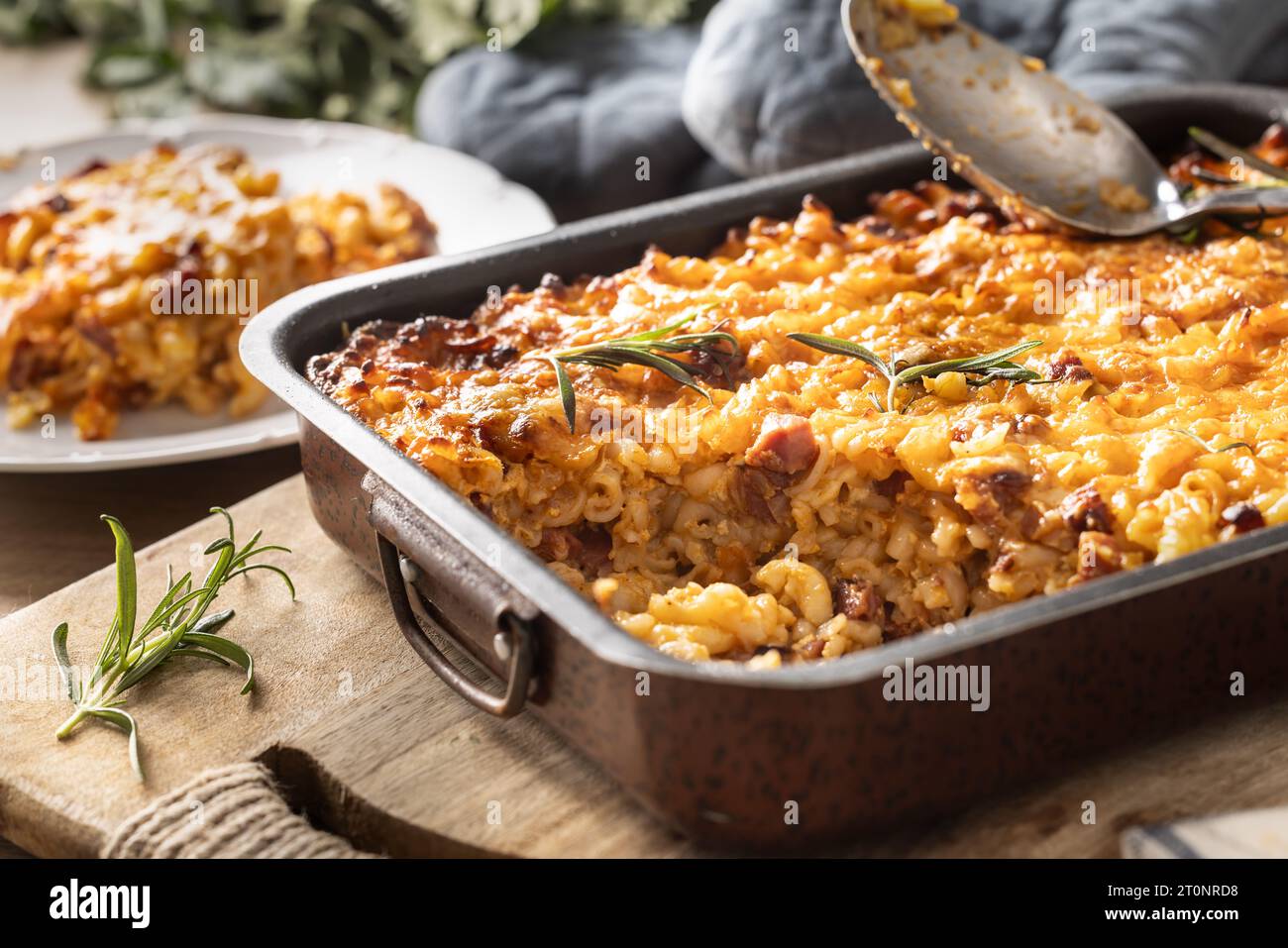 Pasta al forno con carne affumicata, salsiccia, uova, formaggio e spezie. Cucina tradizionale ceca. Foto Stock