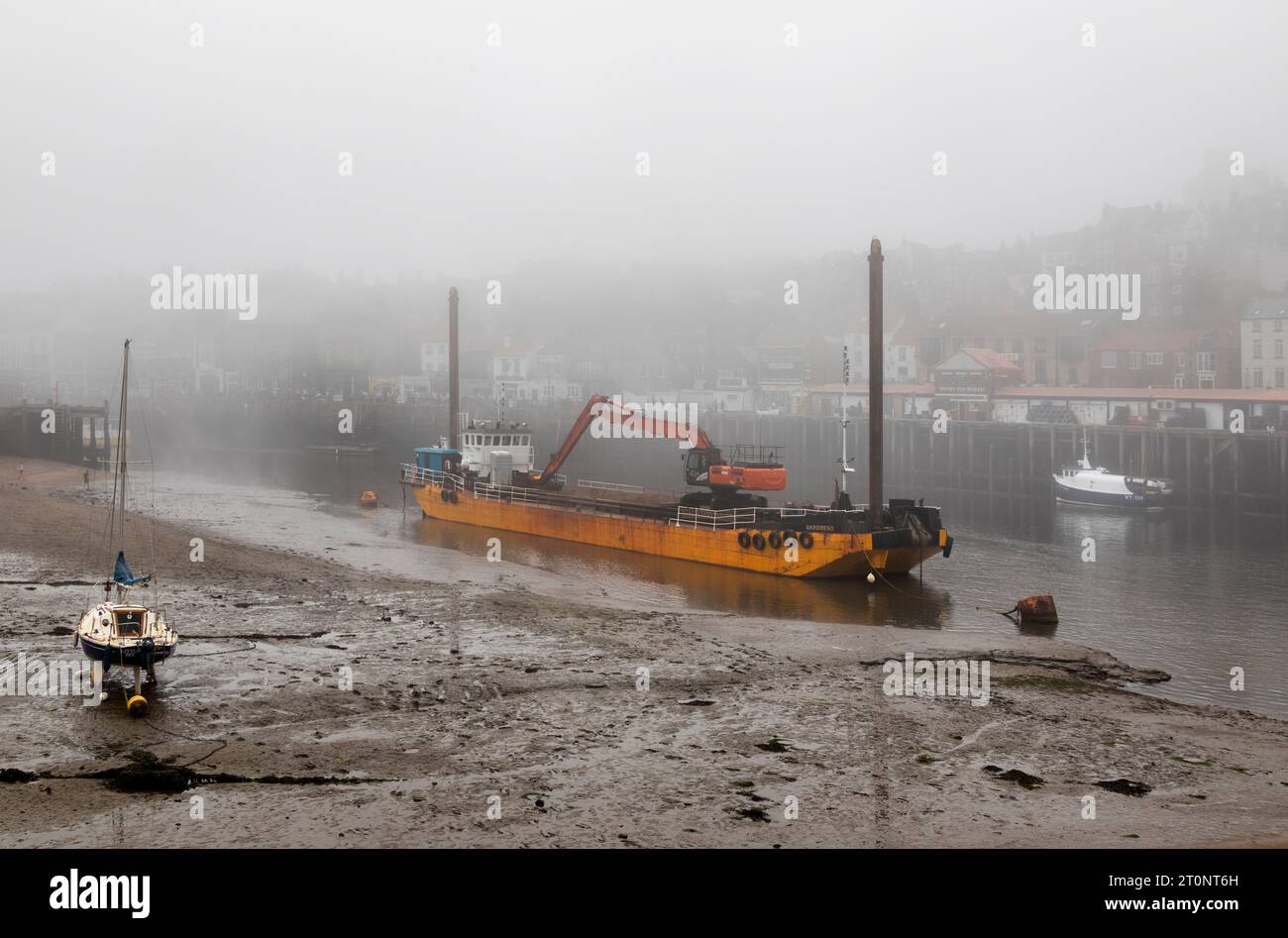 Dredger boat a Whitby, una cittadina di mare nello Yorkshire, nel nord dell'Inghilterra. Foto Stock