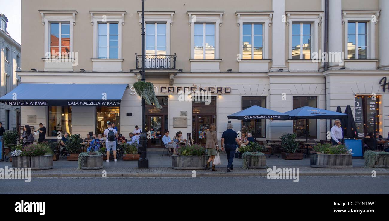 Esterno del Green Caffe Nero sulla Royal Road, Varsavia Polonia Foto Stock