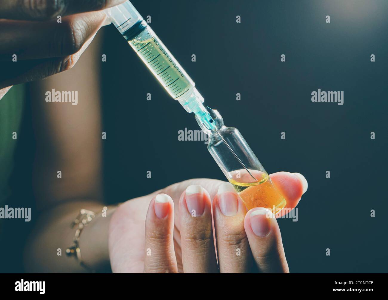 l'iniezione e il richiamo dei vaccini liquidi. Foto Stock