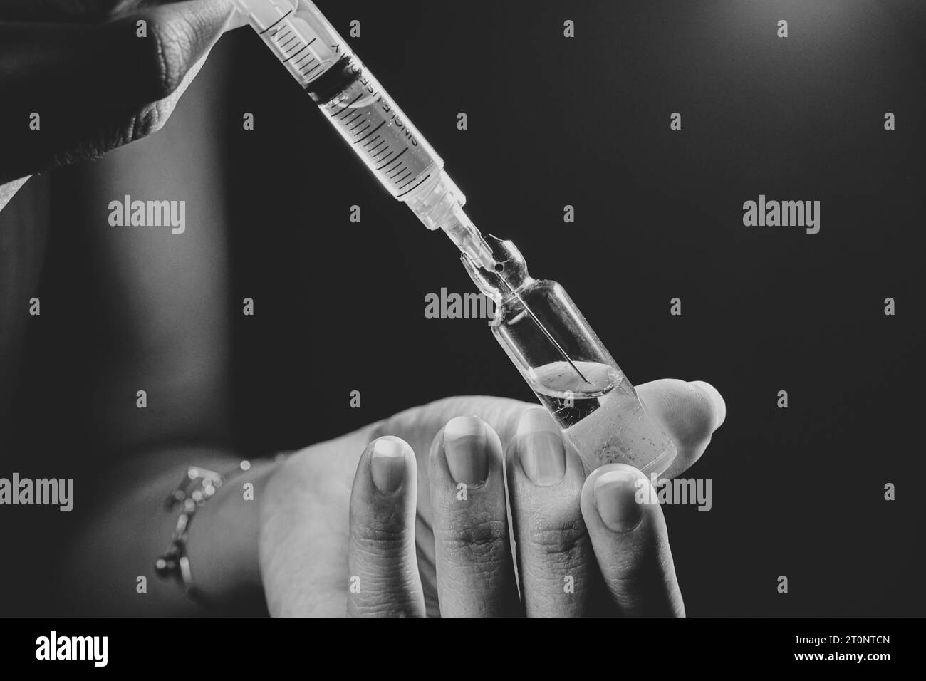 l'iniezione e il richiamo dei vaccini liquidi. Foto Stock