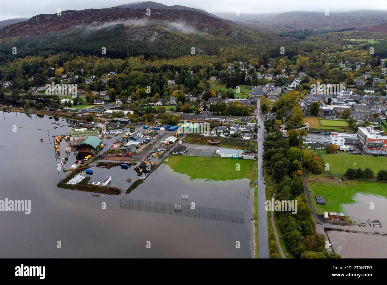 Il fiume Spey in piena a Kingussie vicino ad Aviemore. Coloro che vivono nel nord della Scozia sono stati avvertiti che esiste ancora un "rischio per la vita” a causa di gravi inondazioni, mentre le persone nel sud del Regno Unito avranno condizioni di clima secco e caldo. Data immagine: Domenica 8 ottobre 2023. Foto Stock