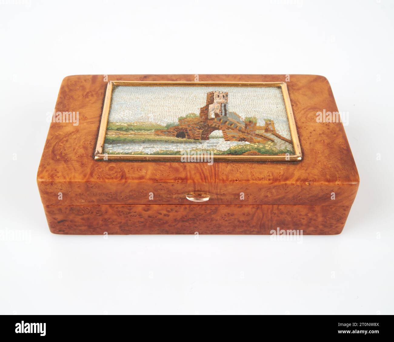 Anticato all'inizio del XIX secolo. Scatola in legno di fresa francese e dorato argento con pannello in micromosaico italiano. Foto Stock