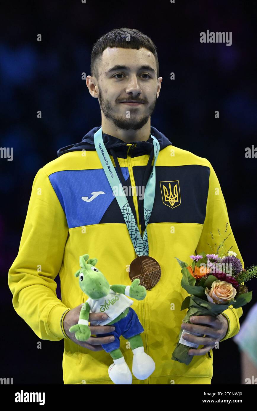 Anversa, Belgio. 8 ottobre 2023. Medaglia di bronzo l'ucraino Nazar Chepurnyi festeggia con la sua medaglia sul podio della gara di caveau maschile alle finali dell'apparato ai Campionati mondiali di ginnastica Artistica, ad Anversa, domenica 08 ottobre 2023. I Mondi si svolgono ad Anversa dal 30 settembre all'8 ottobre. BELGA PHOTO DIRK WAEM Credit: Belga News Agency/Alamy Live News Foto Stock