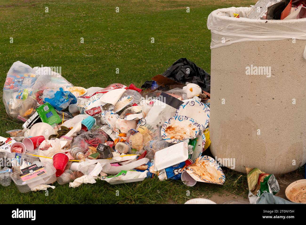 Un accumulo di spazzatura lasciato alle spalle dopo le celebrazioni del giorno dell'indipendenza (4 luglio). Foto Stock