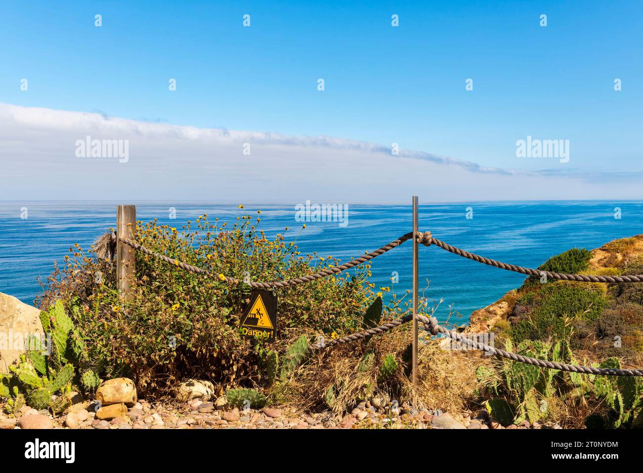 Colina costiera e barriera di avvertimento che si affaccia sull'Oceano Pacifico a La Jolla, San Diego, California. Foto Stock