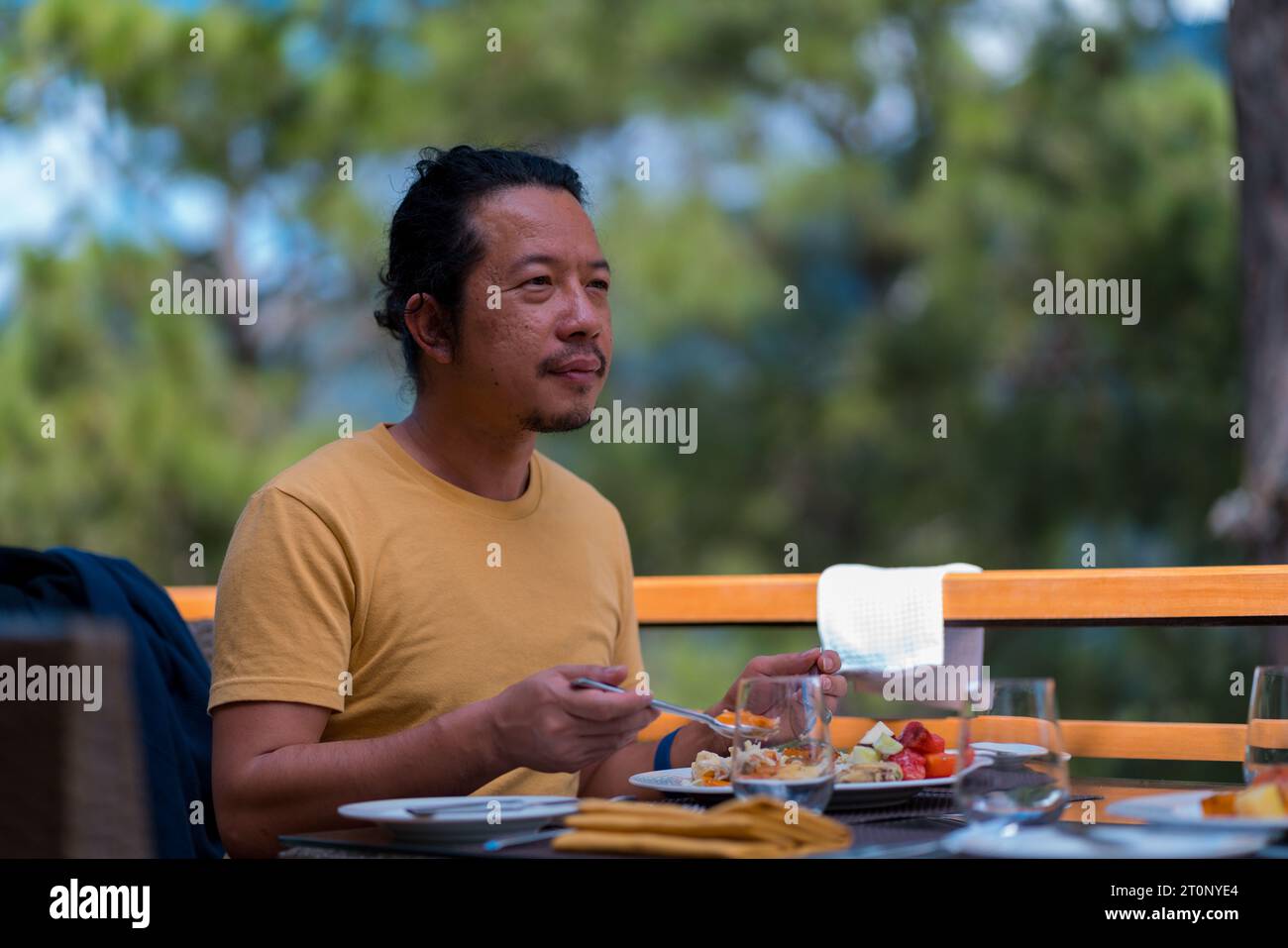 Uomo a pranzo Foto Stock