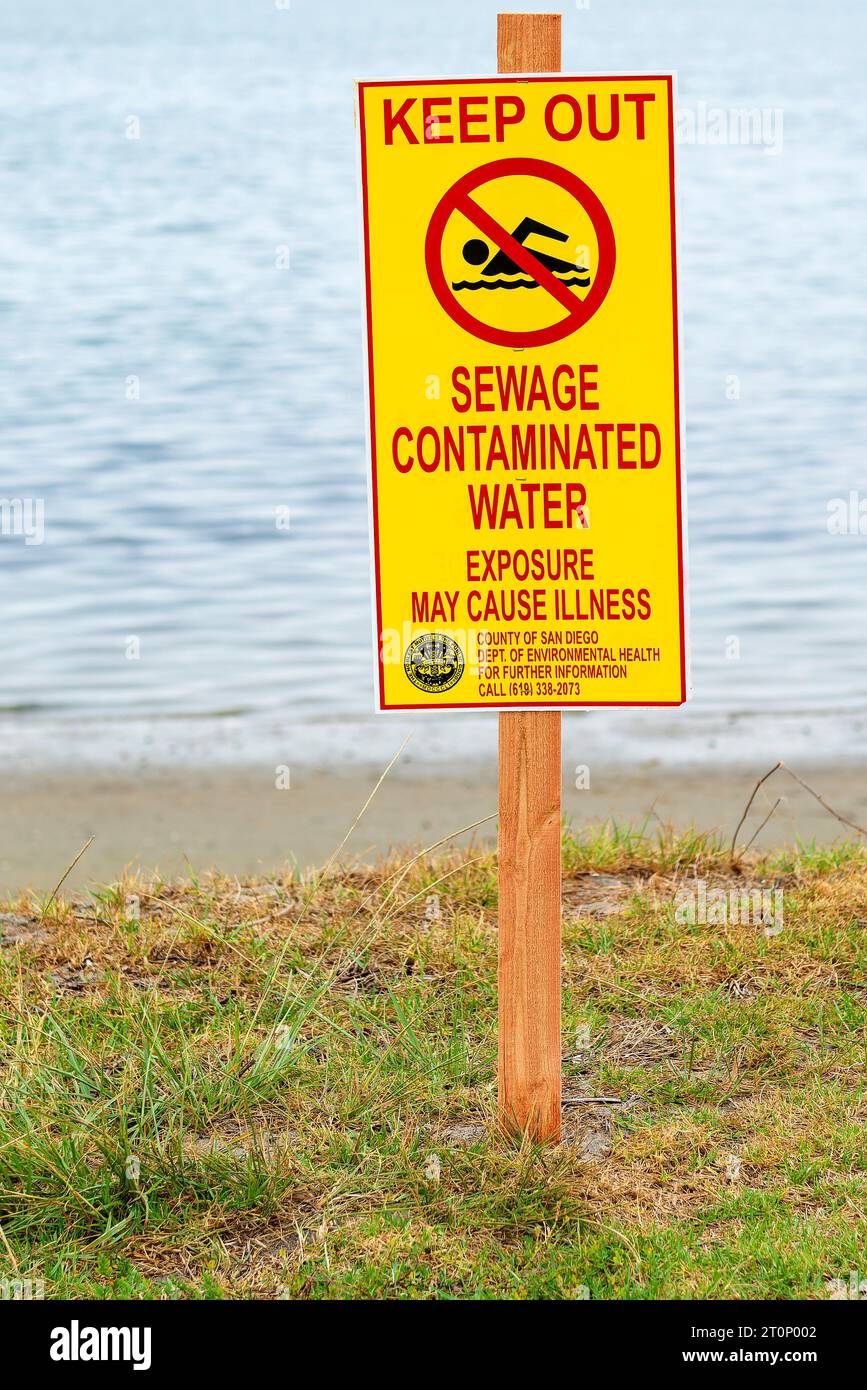 Mission Bay, San Diego, California, Stati Uniti (USA) - tenere fuori, non nuotare, acque reflue contaminate, l'esposizione può causare un segnale di avvertimento di malattia Foto Stock