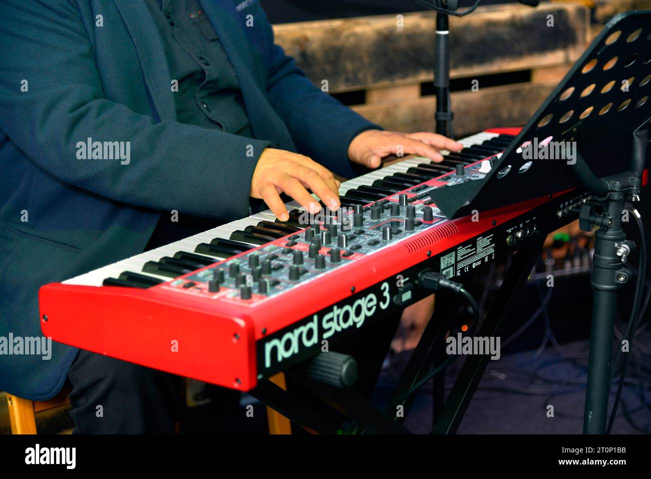 Musicista che gioca con abilità con la tastiera elettronica Foto Stock