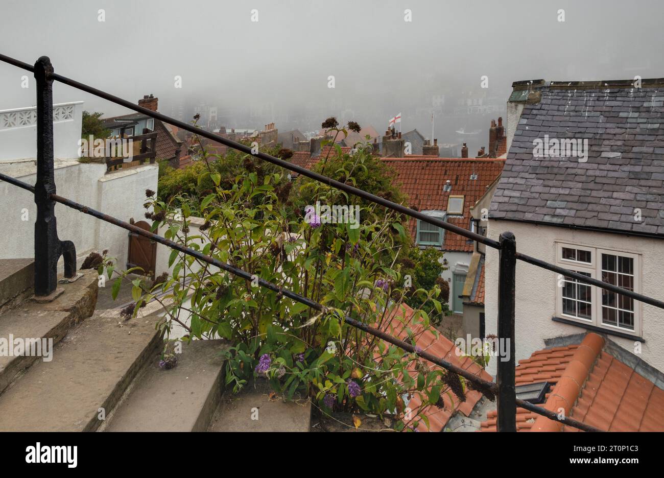 Whitby è una città di mare nello Yorkshire, nel nord dell'Inghilterra, divisa dal fiume Esk. Foto Stock