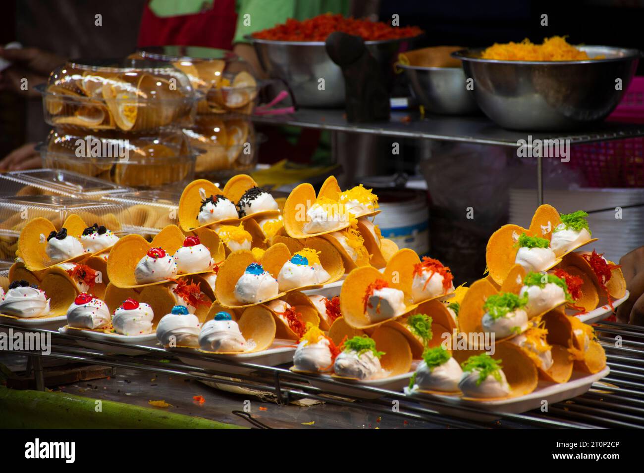 Dessert thailandese tradizionale Khanom bueang frittelle croccanti o snack crepes thailandesi con condimenti variegati per i viaggiatori che mangiano nel bazaa del mercato di strada Foto Stock