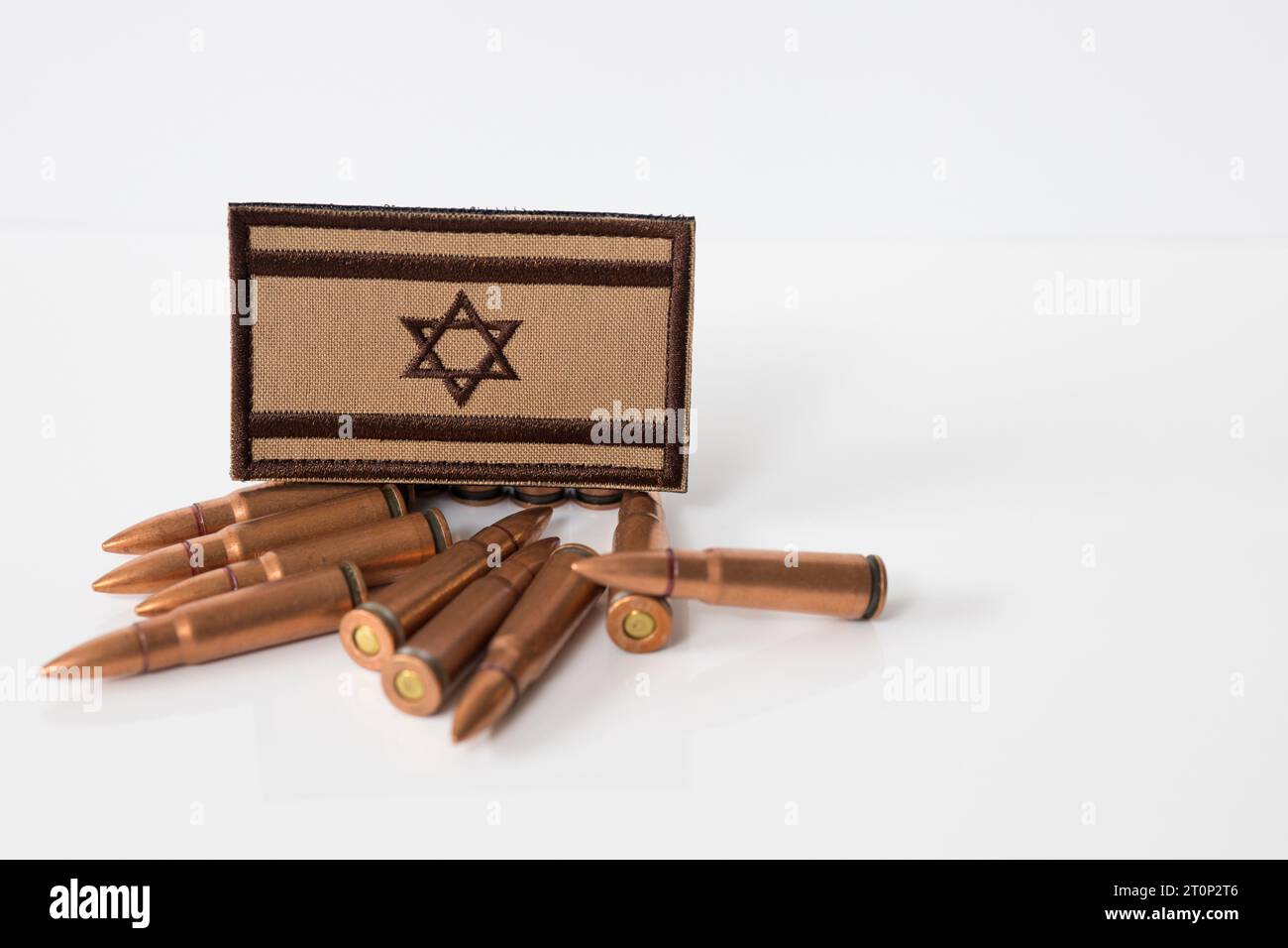 Bandiera di Israele con munizioni d'arma. Guerra tra Israele e Palestina, Libano. 7.62x39 fucili proiettili munizioni. Esercito IDF. Situazione di conflitto e. Foto Stock