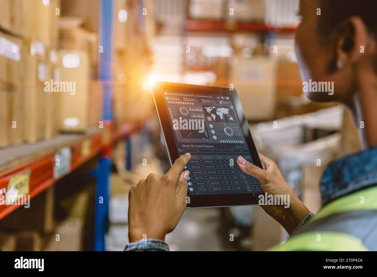 Software Smart warehouse management in tablet computer monitoraggio in tempo reale per monitorare la consegna dei pacchi. Addetto all'inventario che mostra il dashbo dei dati digitali Foto Stock