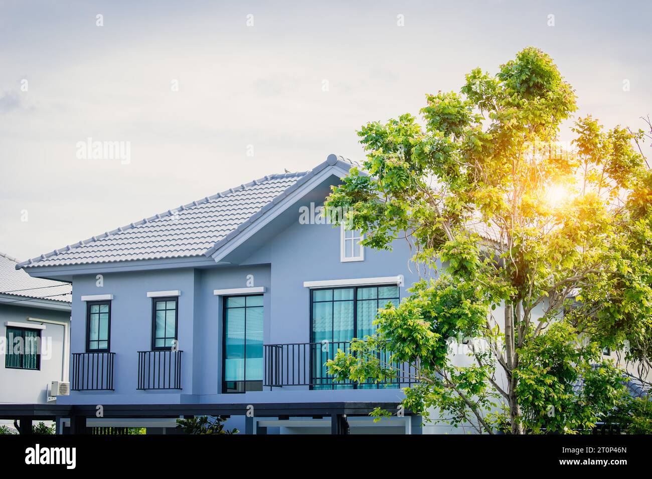 moderno villaggio con albero verde per casa di raffreddamento eco-living risparmio energetico immobiliare Foto Stock