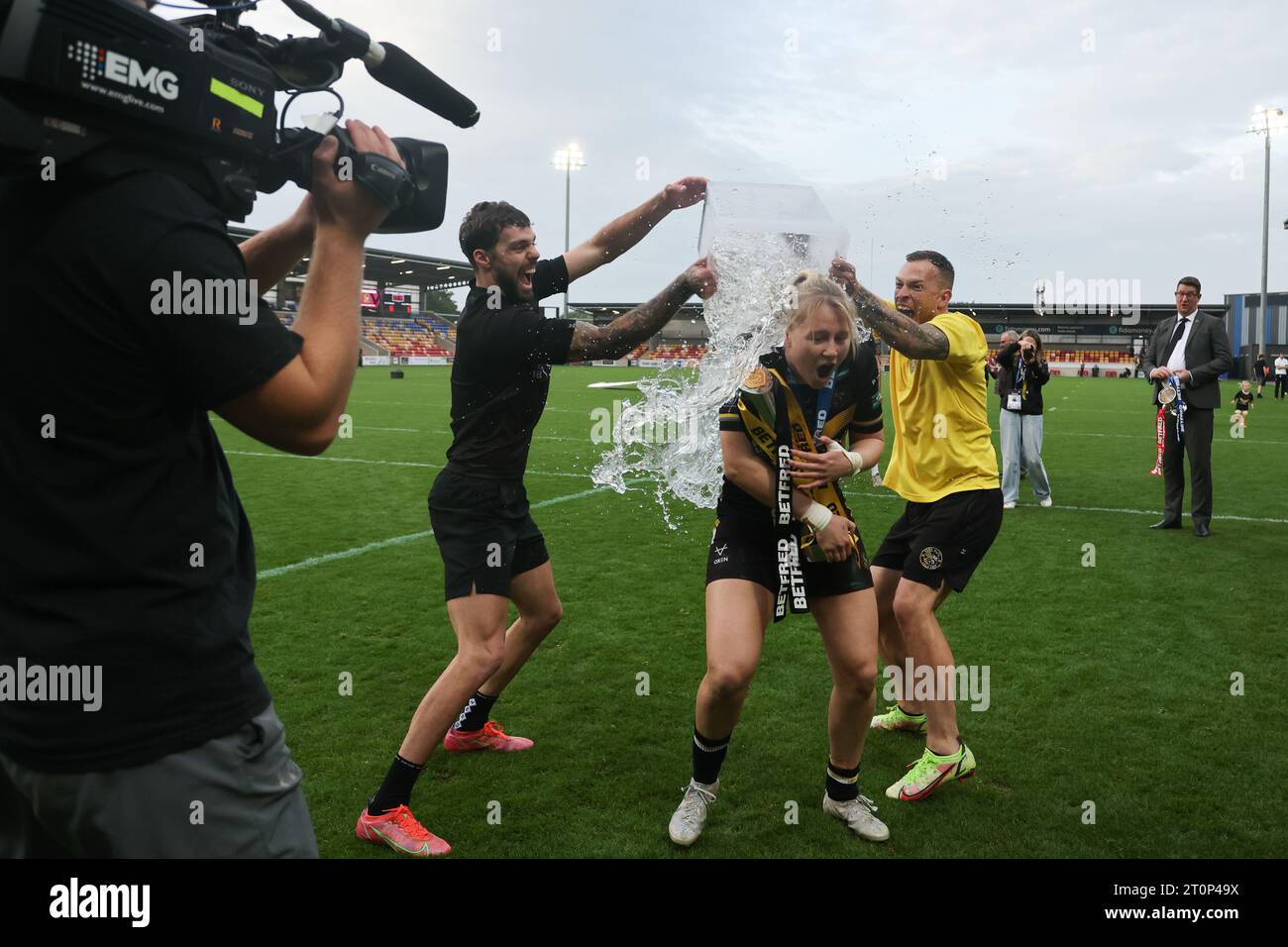 York, Regno Unito. 8 ottobre 2023. LNER Community Stadium, York, North Yorkshire, 8 ottobre 2023. Betfred Womens Super League Grand Final York Valkyrie V Leeds Rhinos Tara Jane Stanley di York Valkyrie festeggia la vittoria della Betfred Womens Super League Grand Final mentre la squadra di coach Valkyrie le lancia un secchiello del ghiaccio mentre parla in diretta a Sky Sports durante l'intervista post-partita. Credito: Touchlinepics/Alamy Live News Foto Stock