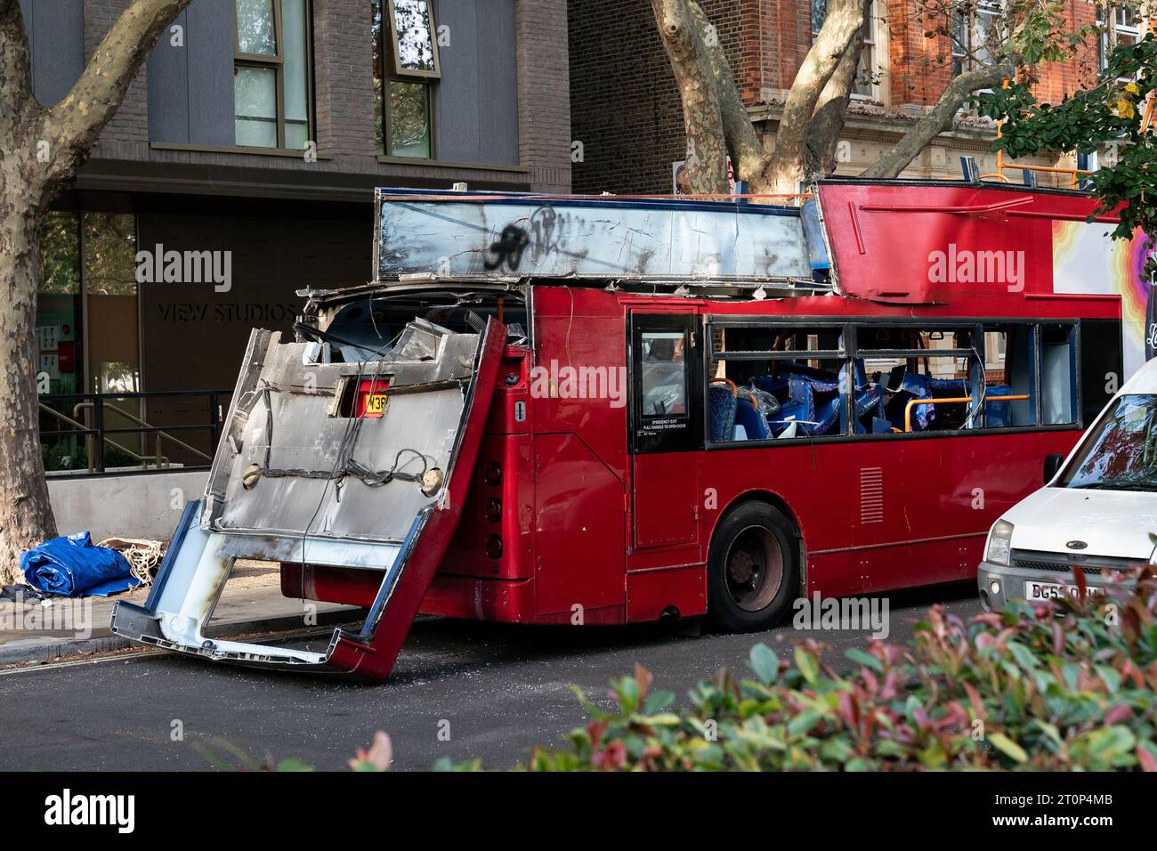 I resti di un autobus utilizzato come prop in un film ambientato a Spa Road, a Bermondsey, nel sud di Londra, durante le riprese degli attentati di Londra del 7 luglio 2005, chiamato anche 7/7, quando un autobus a due piani numero 30 è stato fatto saltare in aria a Tavistock Square. Quattro attentatori suicidi con zaini pieni di esplosivi hanno attaccato il centro di Londra, uccidendo 52 persone e ferendone altre centinaia. Data immagine: Domenica 8 ottobre 2023. Foto Stock