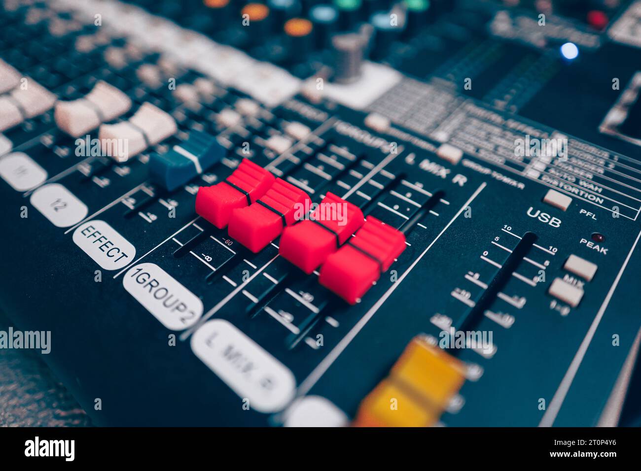 Mixer audio o tecnico del suono per concerti, primo piano, dispositivi motorizzati per il controllo del livello del volume in studio, dispositivo a canale split stero Foto Stock