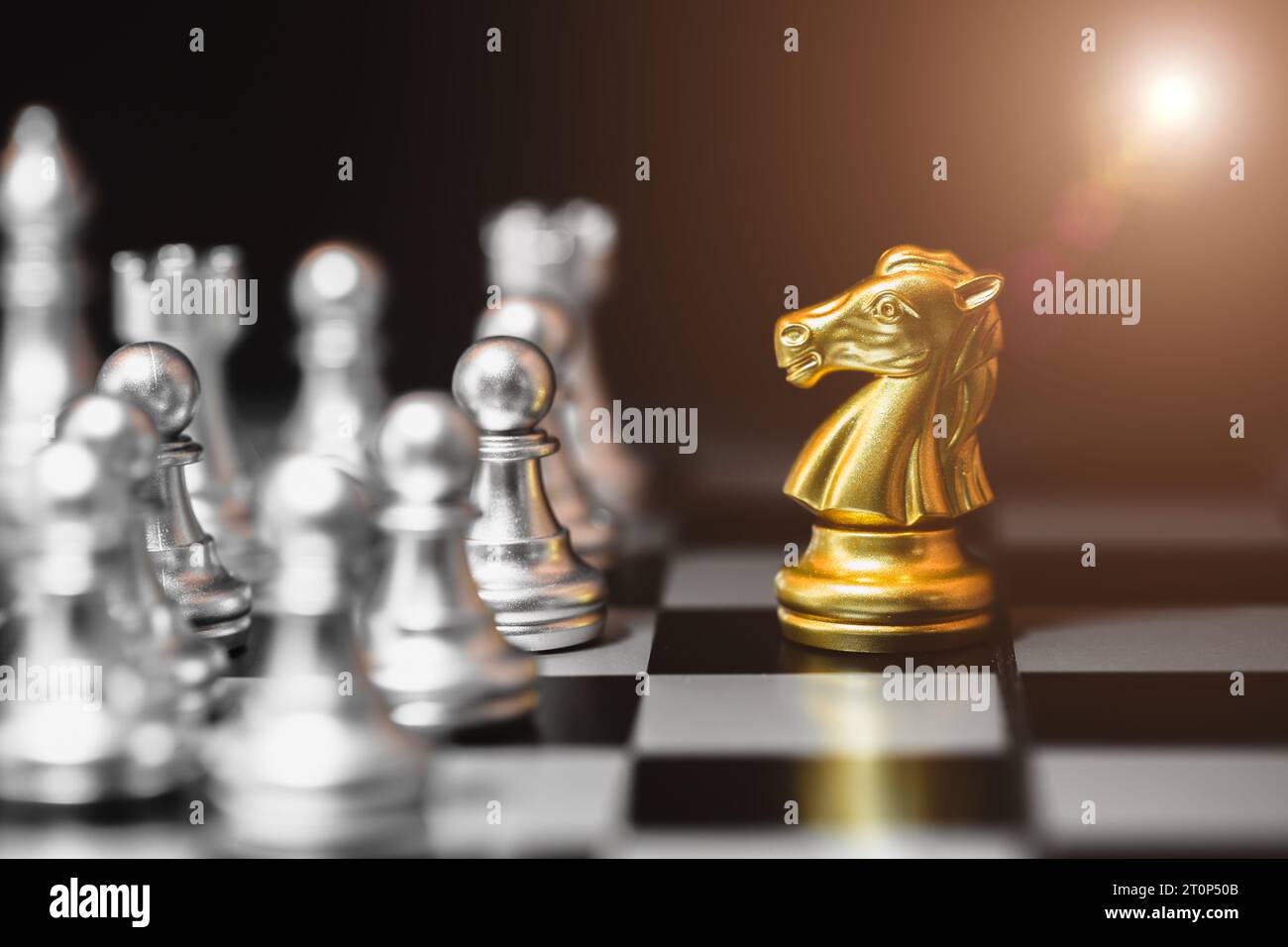 Pezzo Gold Knight Horse Chess per CEO Business Team leader concetto Executive Manager di successo Foto Stock