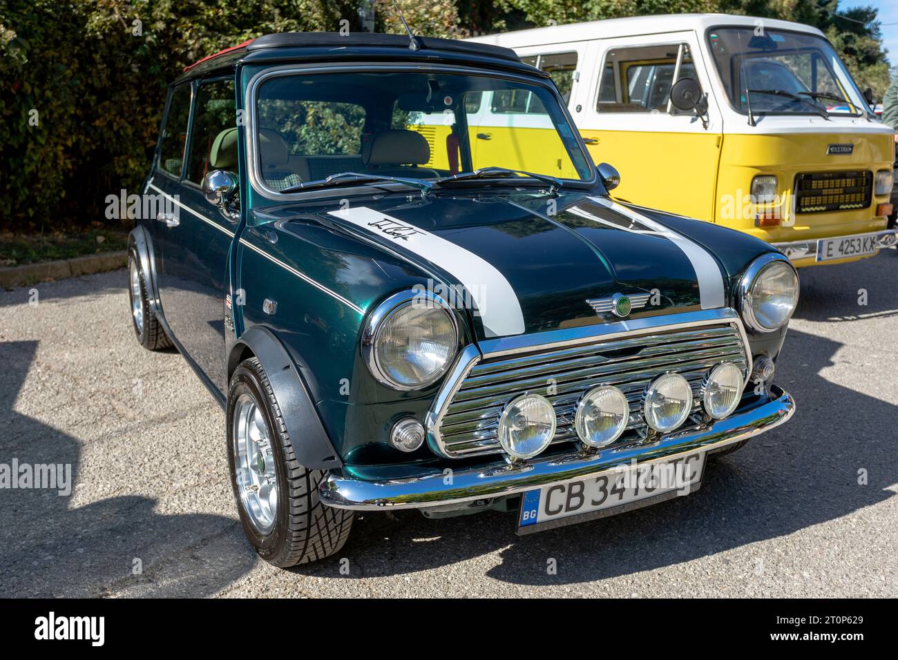 Sofia, Bulgaria - 8 ottobre 2023: Bazar autunnale retrò a Sofia su auto vecchie o retrò, pezzi di ricambio, letteratura automobilistica socialista e occidentale, Mini John C. Foto Stock