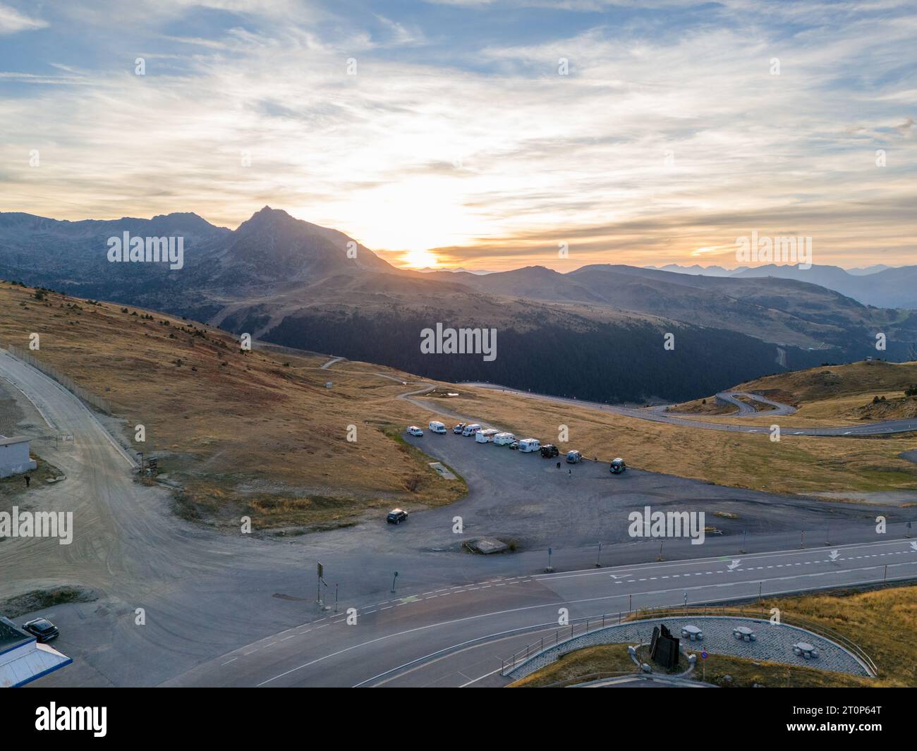 Questa foto aerea con drone mostra un gruppo di campeggiatori sulla cima di una montagna. I campeggiatori sono un campeggio selvaggio e godono della vista di Andorra. Foto Stock
