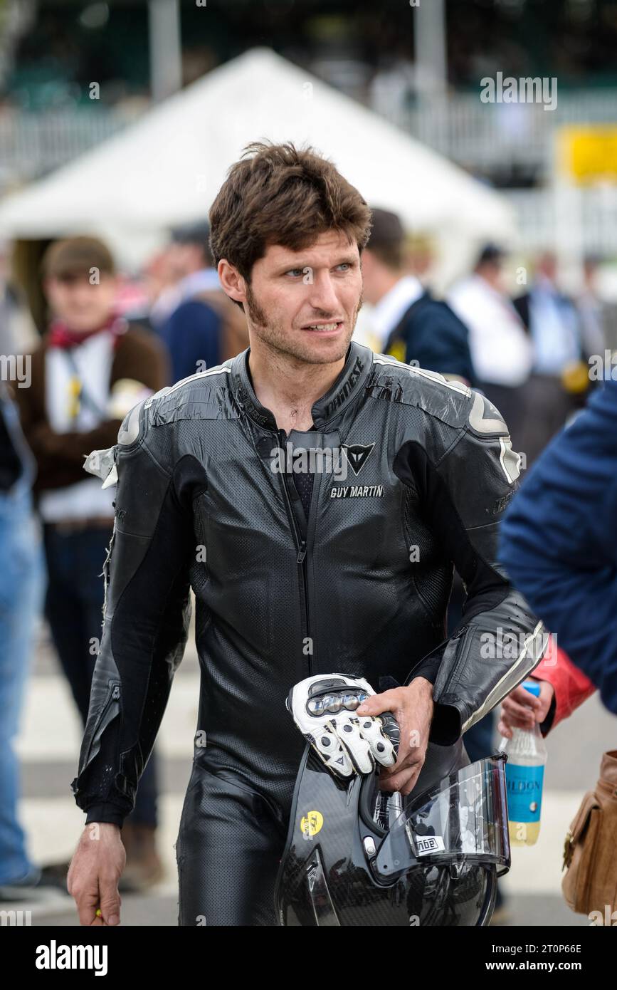Guy Martin, pilota motociclistico e celebrità televisiva, al Goodwood Revival 2017 in pelle nera da moto Foto Stock