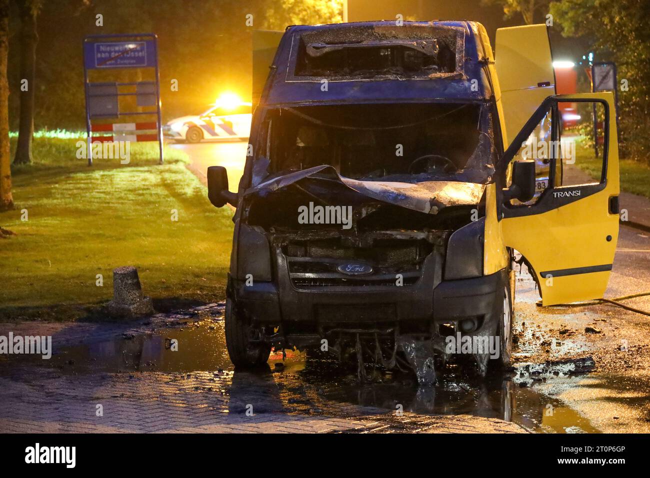 Il furgone di raffreddamento viene spento dai vigili del fuoco dopo un incendio spontaneo nel motore a Nieuwerkerk aan den IJssel Foto Stock