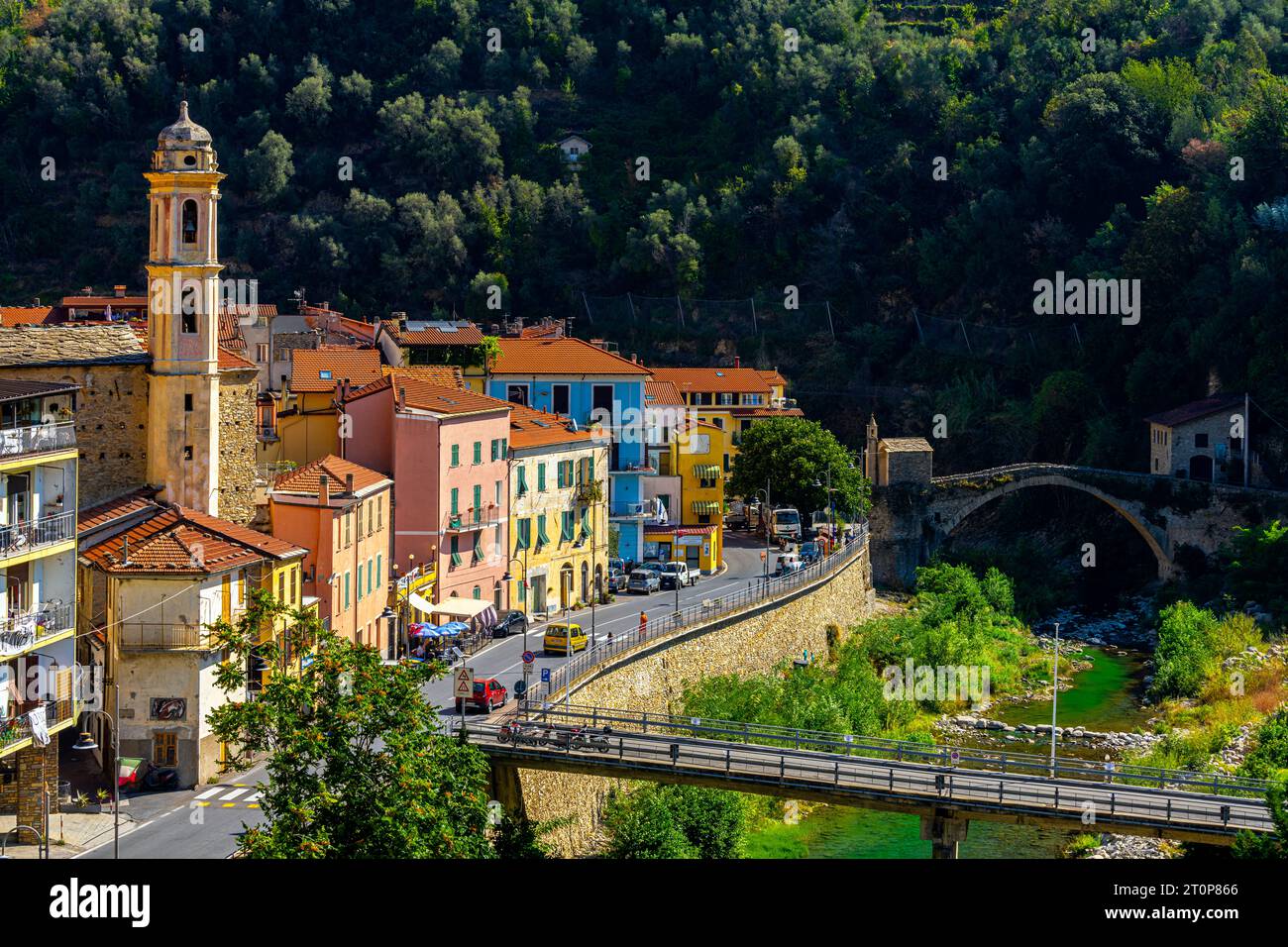 Vista panoramica elevata della piccola cittadina ligure di Badalucco situata vicino al fiume Argentina. Badalucco è un comune ligure della provincia di Imperia. Italia. Foto Stock