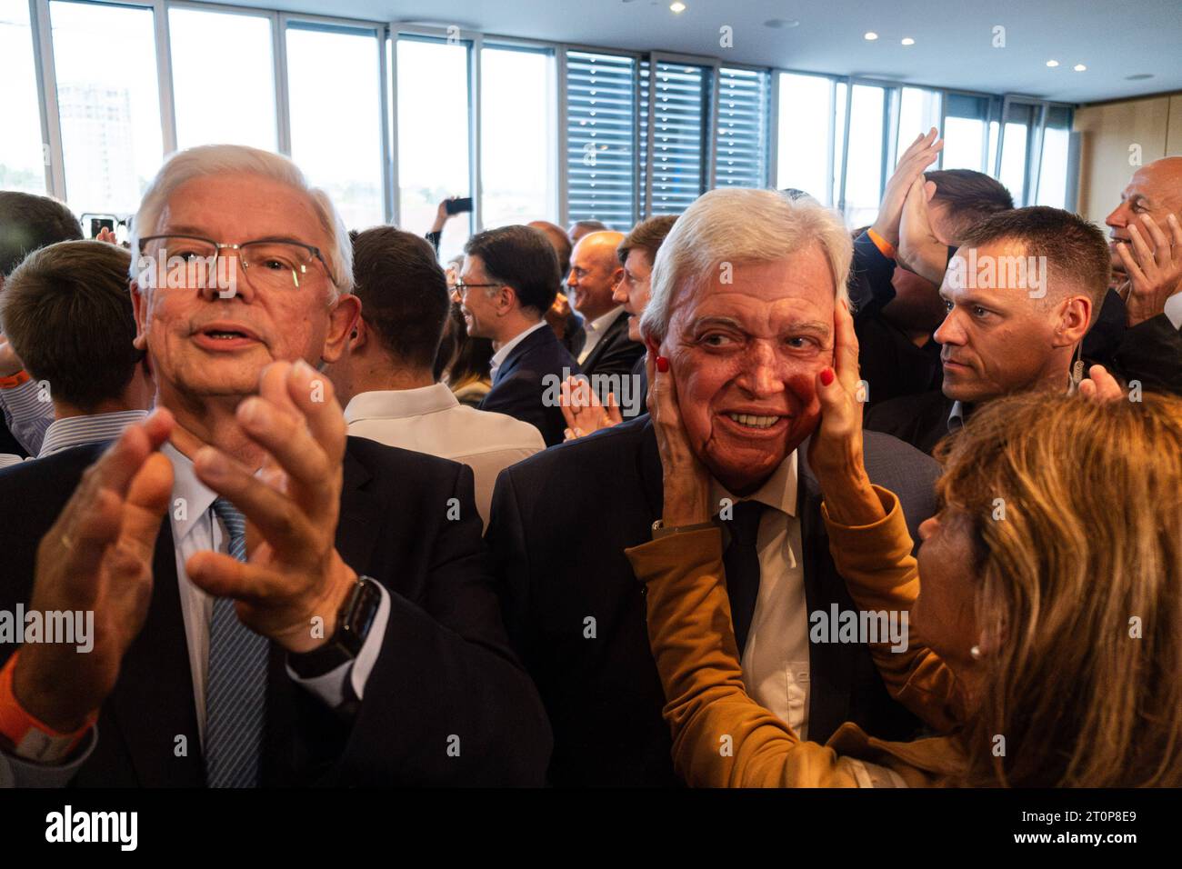 Wiesbaden GER, Landtagswahl Hessen, Wahlabend im Landtag, 08.10.2023 Roland Koch CDU, Volker Bouffier CDU und Frau Ursula Bouffier, GER, Landtagswahl Hessen, Wahlabend im Hessichen Landtag, 08.10.2023 *** Wiesbaden GER, elezioni statali in Assia parlamento, 08 10 2023 Roland Koch CDU, Volker Bouffier CDU e Mrs. Ursula Bouffier, GER, elezioni statali in Assia, serata elettorale in parlamento dello stato dell'Assia, 08 10 2023 Copyright: xEibner-Pressefoto/FlorianxWieganx EP FWD Credit: Imago/Alamy Live News Foto Stock