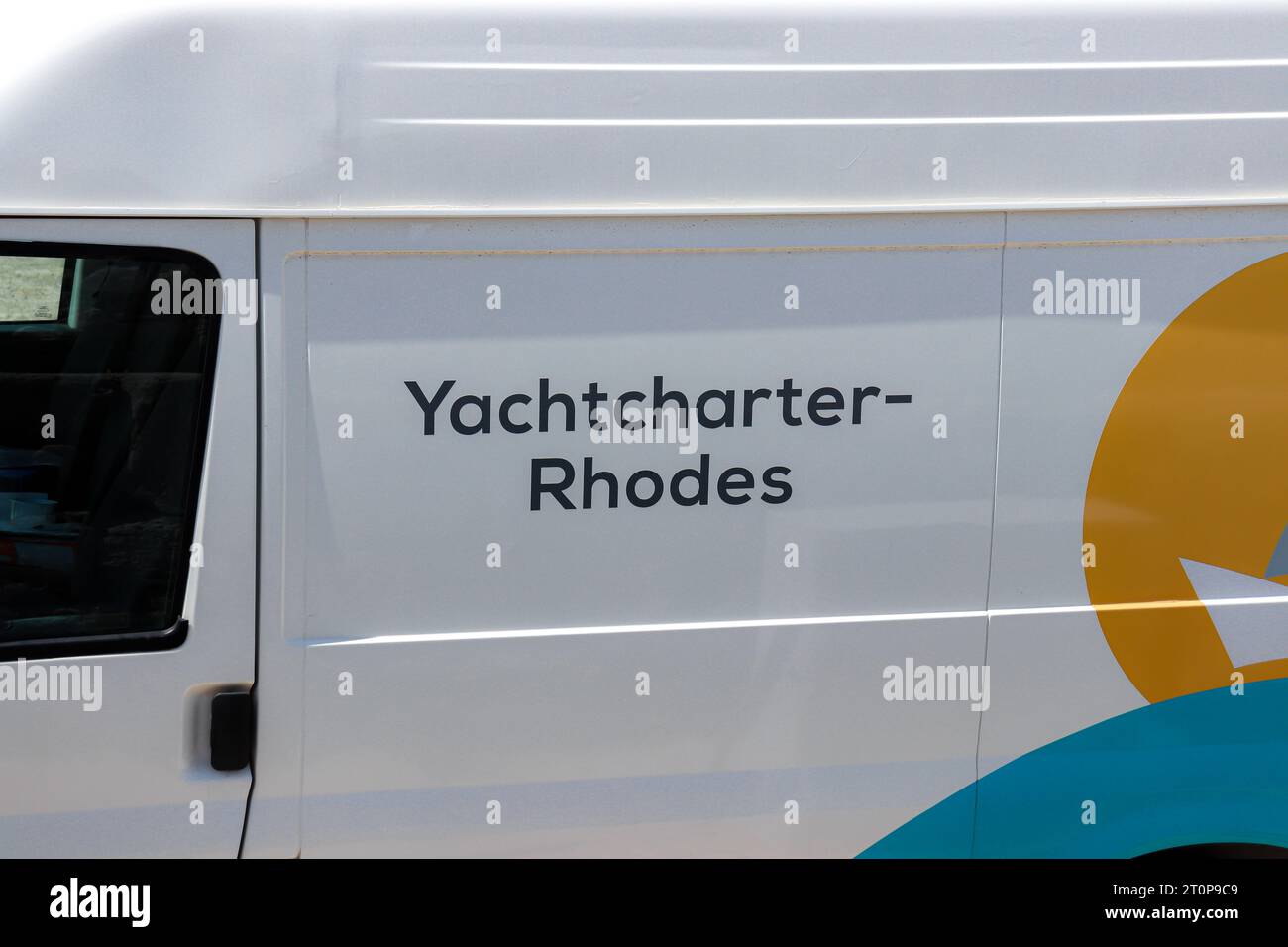 Yachtcharter Rhodes, un'azienda che offre il logo di barche a noleggio disegnato su un veicolo di servizio per l'azienda Foto Stock
