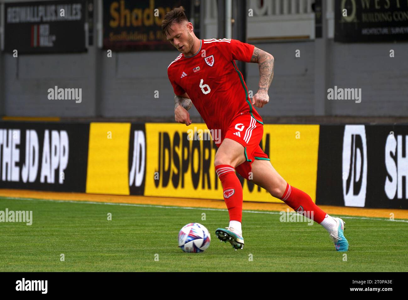 Joe Low #6 in azione per Galles / Cymru U21 contro Liechtenstein Foto Stock Joe Low #6 in azione per Galles / Cymru U21 contro Liechtenstein Foto Stock