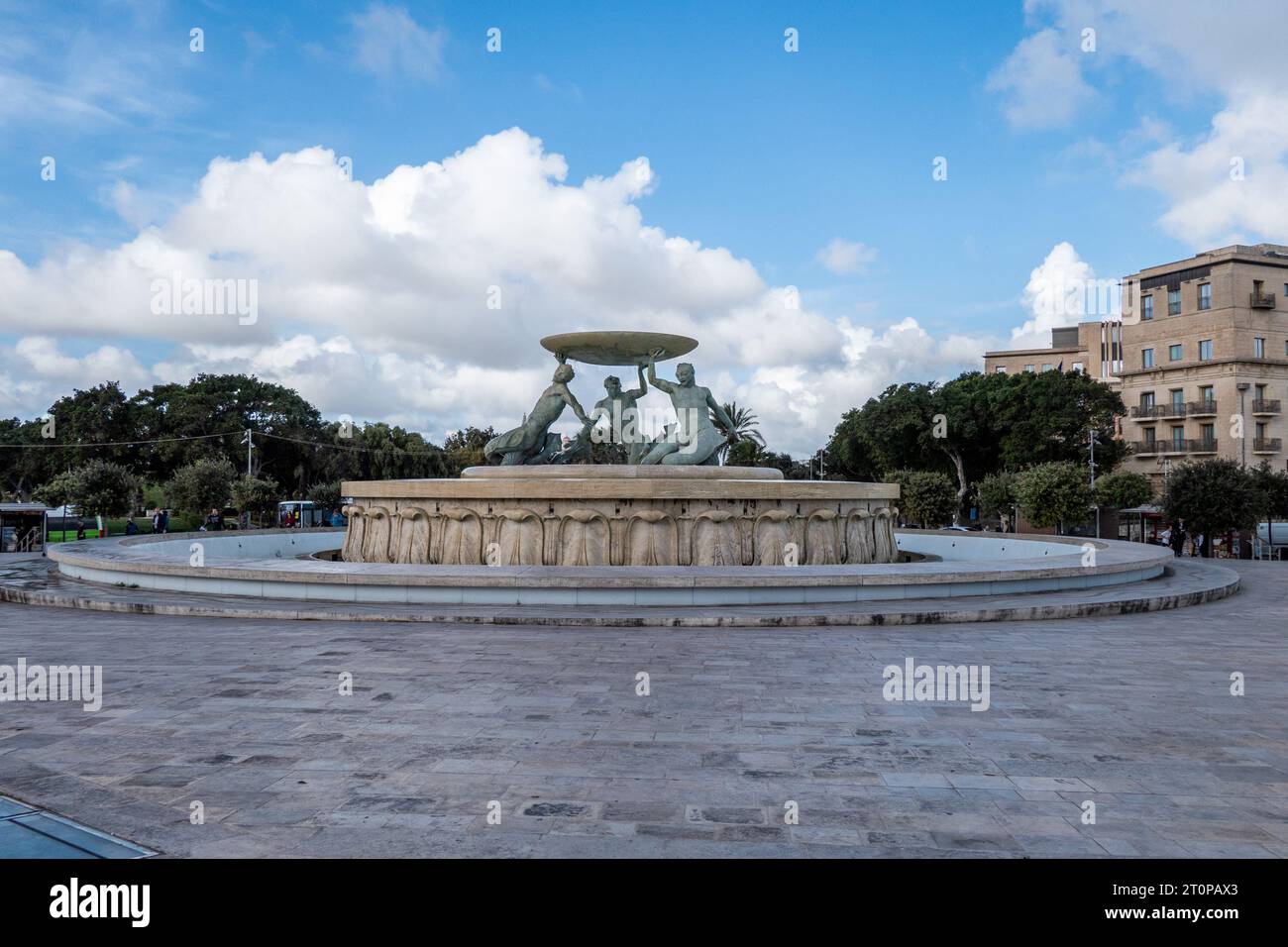 La Valletta, Malta, 3 maggio 2023. La Fontana dei Tritoni è composta da tre tritoni di bronzo che sostengono un grande bacino Foto Stock