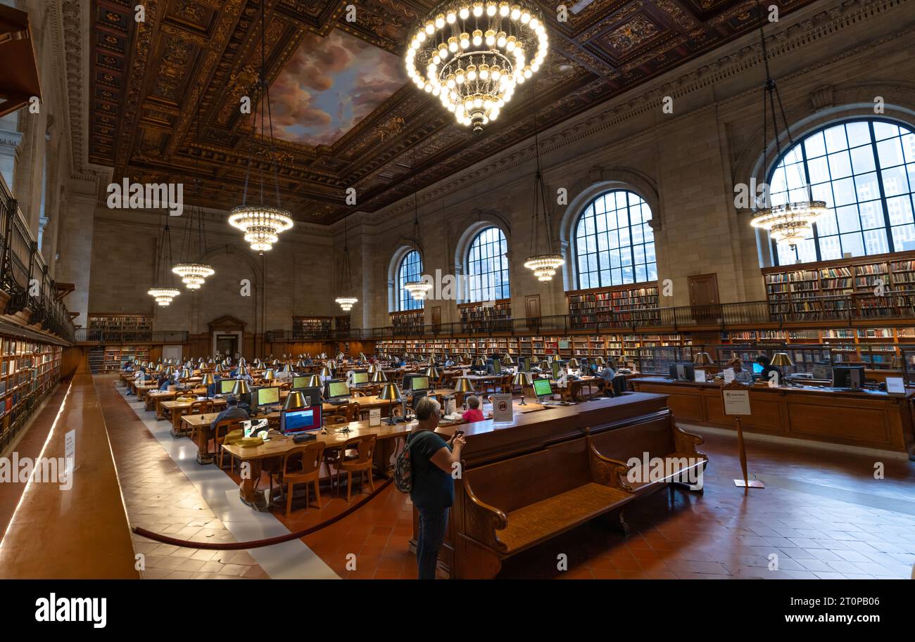 BIBLIOTECA PUBBLICA DI NEW YORK, USA - 18 SETTEMBRE 2023. Un panorama interno di studenti che leggono e ricercano argomenti nella storica Rose Main Reading Foto Stock