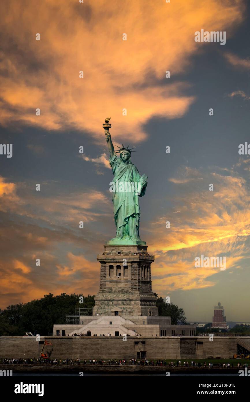 STATUA DELLA LIBERTÀ, NEW YORK, USA - 16 SETTEMBRE 2023. Una lansa verticale della Statua della libertà con un suggestivo cielo al tramonto e uno spazio per copiare Foto Stock