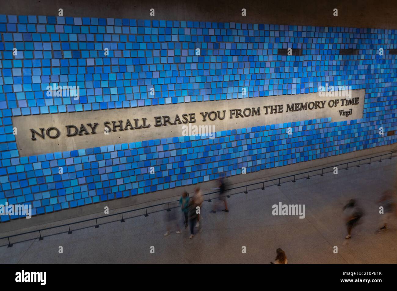 9/11 MEMORIAL AND MUSEUM, NEW YORK, USA - 16 SETTEMBRE 2023. Il muro commemorativo all'interno del Memorial Hall presso il National September 11 Memorial an Foto Stock