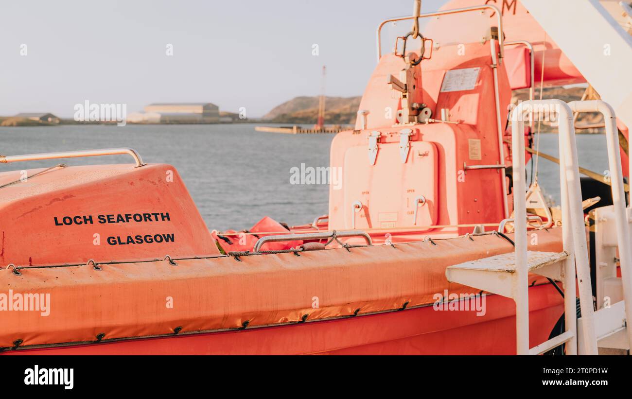 MV Loch Seaforth un traghetto CalMac tra Ullapool e Stornoway nelle Ebridi esterne della Scozia. Imbarcazione di sicurezza per imbarcazioni di salvataggio Foto Stock