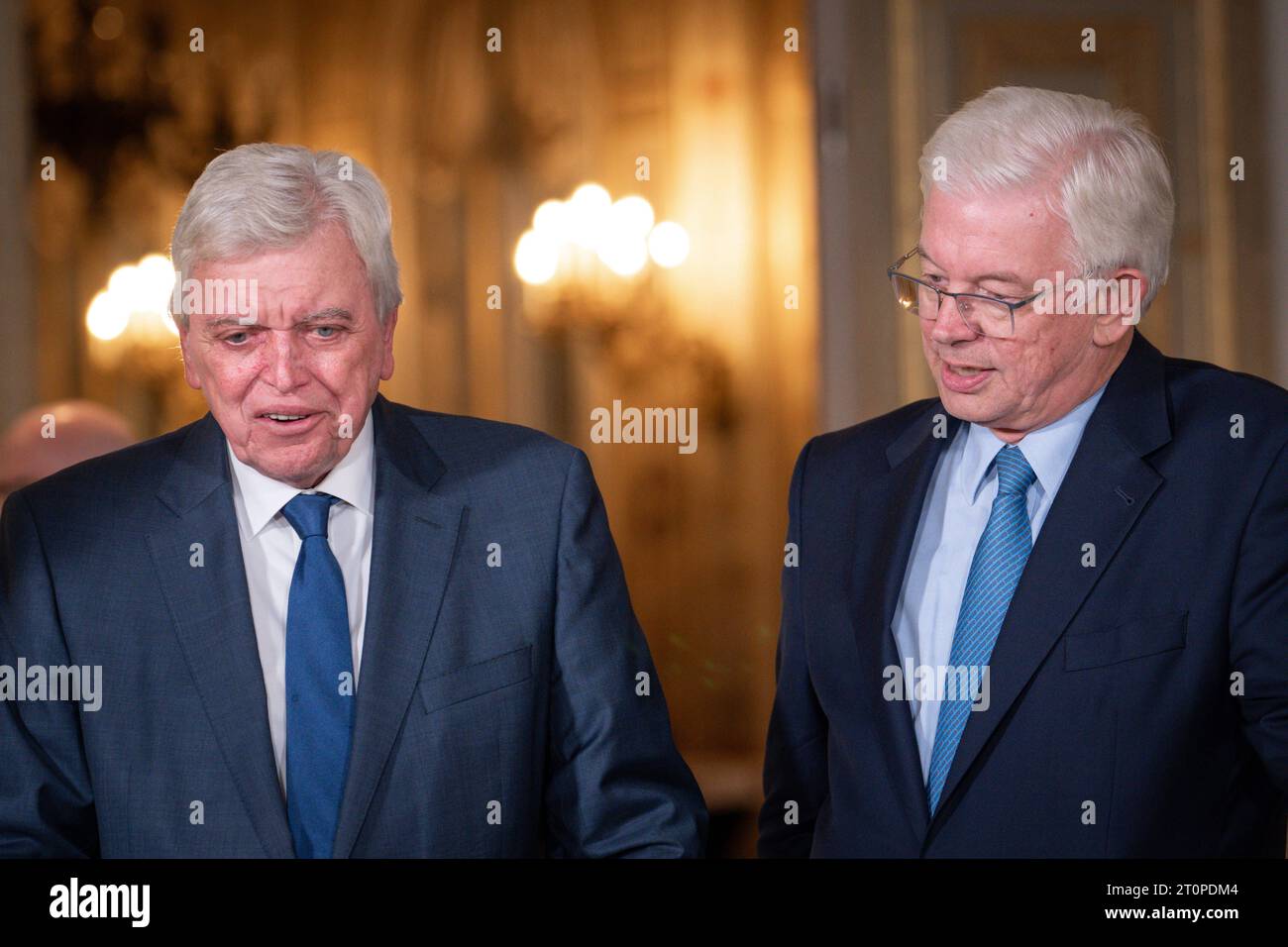 Landtagswahl Hessen Volker Bouffier Ehemaliger Ministerpraesident von Hessen gemeinsam mit Roland Koch Ehemaliger Ministerpraesident von Hessen im Fernsehinterview bei der Landtagswahl 2023 ad Assia, Wiesbaden, 08.10.2023 Wiesbaden Hessen Deutschland *** elezione di Stato Hesse Volker Bouffier ex Premier di Stato d'Assia insieme a Roland Koch ex Premier di Stato d'Assia in un'intervista televisiva alle elezioni statali del 2023 in Assia, Wiesbaden, 08 10 2023 Wiesbaden Hesse Germany Credit: Imago/Alamy Live News Foto Stock