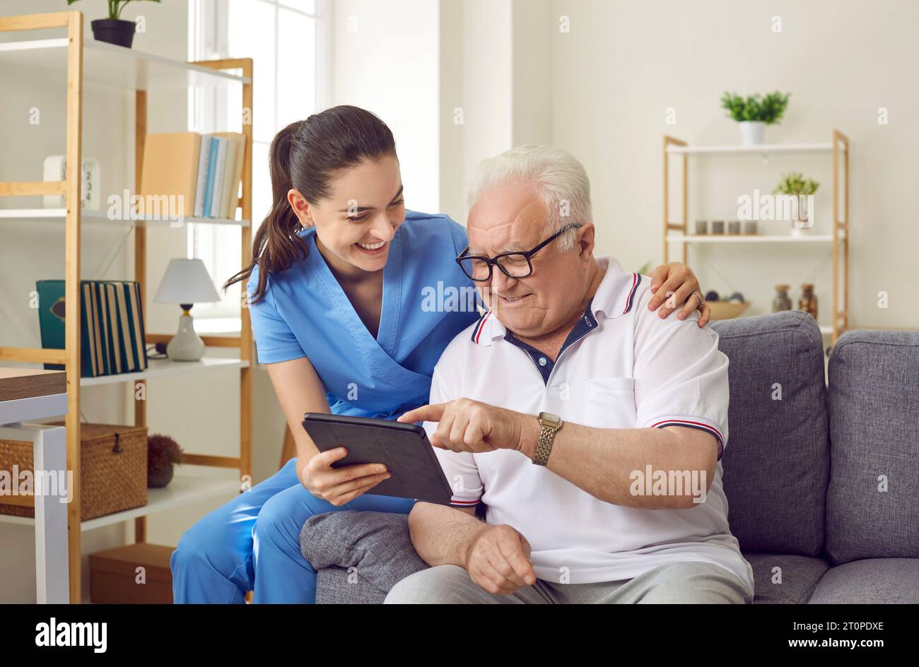 Visitare un operatore medico di un uomo debole. Foto Stock