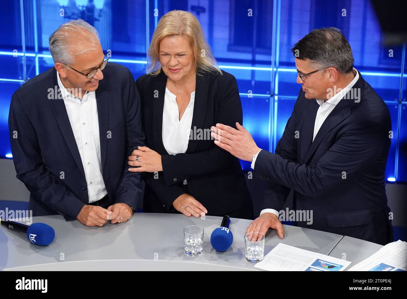 Landtagswahl in Assia 2023 Tarek al-Wazir Gruene und Wahlsieger Boris Rhein CDU troesten Nancy Faeser SPD bei einem Fernsehinterview nam Abend der Landtagswahl 2023 in Assia, Wiesbaden, 08.10.2023 Wiesbaden Hessen Deutschland *** elezioni di stato in Assia 2023 Tarek al Wazir Gruene e vincitore delle elezioni Boris Rhein CDU troesten Nancy Faeser SPD durante un'intervista televisiva nam sera delle elezioni statali 2023 in Assia, Wiesbaden, 08 10 2023 Wiesbaden Assia Germania credito: Imago/Alamy Live News Foto Stock