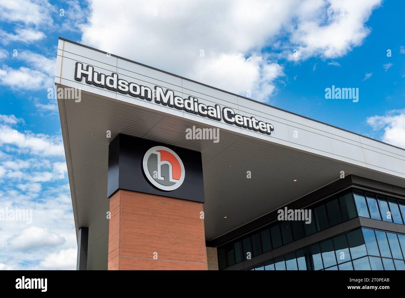 HUDSON, WISCONSIN, USA - 5 LUGLIO 2023: Esterno dell'Hudson Medical Center e logo del marchio. Foto Stock