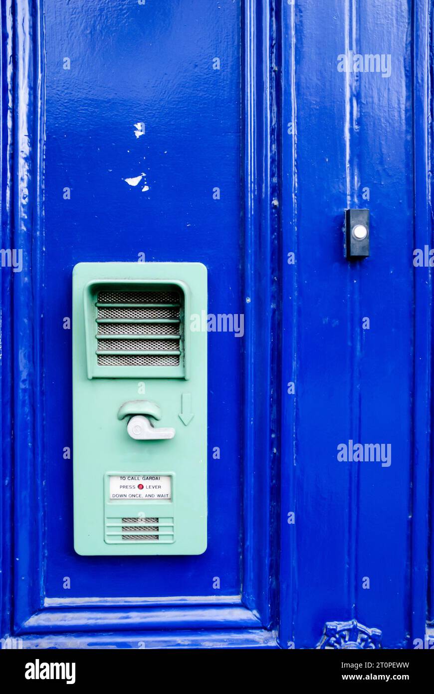 Chiamata in interfono a campana su una porta blu, comune su rurale Gardai (polizia irlandese) stazioni Foto Stock