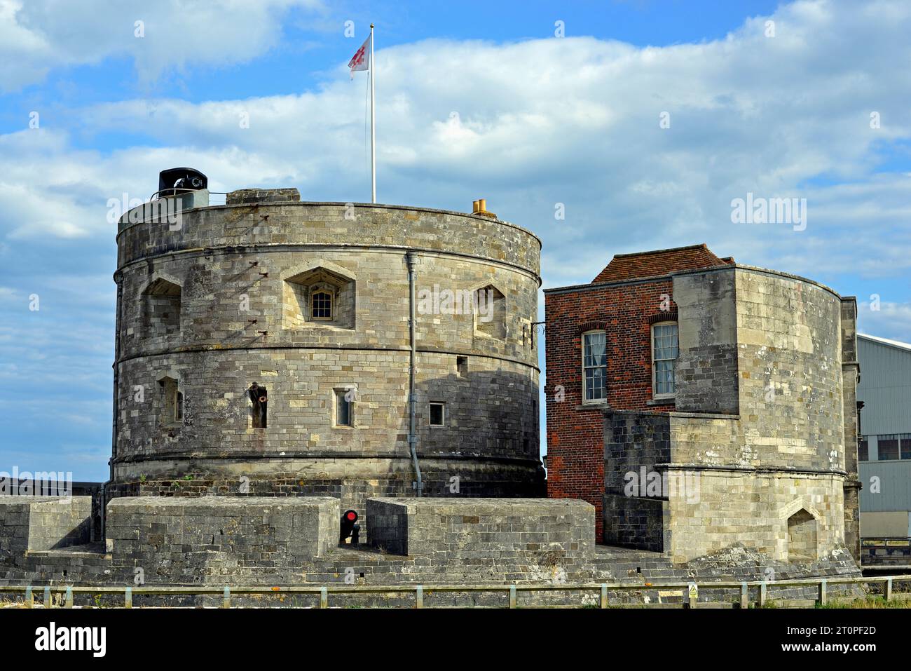 La facciata settentrionale del castello di Calshot si trova su Calshot Spit all'incrocio tra Southampton Water e Solent. Questo forte d'artiglieria risale al 1539. Foto Stock