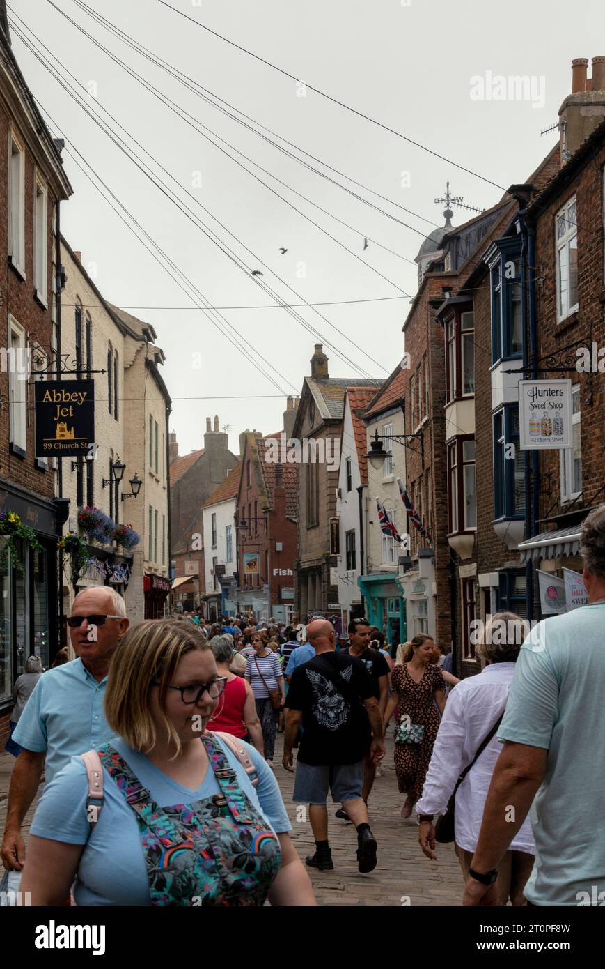 Whitby è una città di mare nello Yorkshire, nel nord dell'Inghilterra, divisa dal fiume Esk. Foto Stock