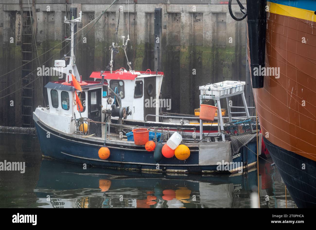 Whitby è una città di mare nello Yorkshire, nel nord dell'Inghilterra, divisa dal fiume Esk. Foto Stock