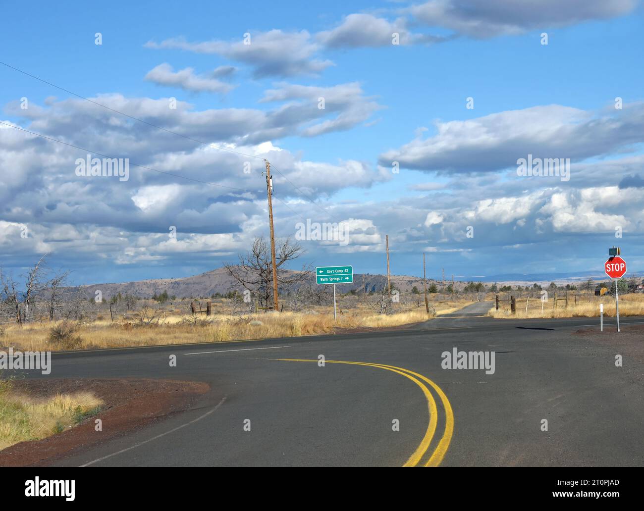 Crossroad ha un cartello che indica Government Camp e Warm Springs. Il cielo è pieno di nuvole. Foto Stock