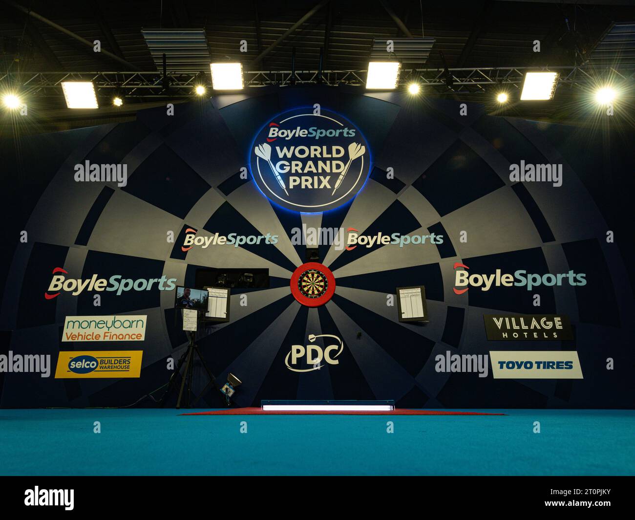 Morningside Arena, Leicester, Regno Unito. 8 ottobre 2023. 2023 PDC BoyleSports World Grand Prix Darts Final; il palcoscenico che mostra l'oche, il tabellone e i punteggi credito: Action Plus Sports/Alamy Live News Foto Stock