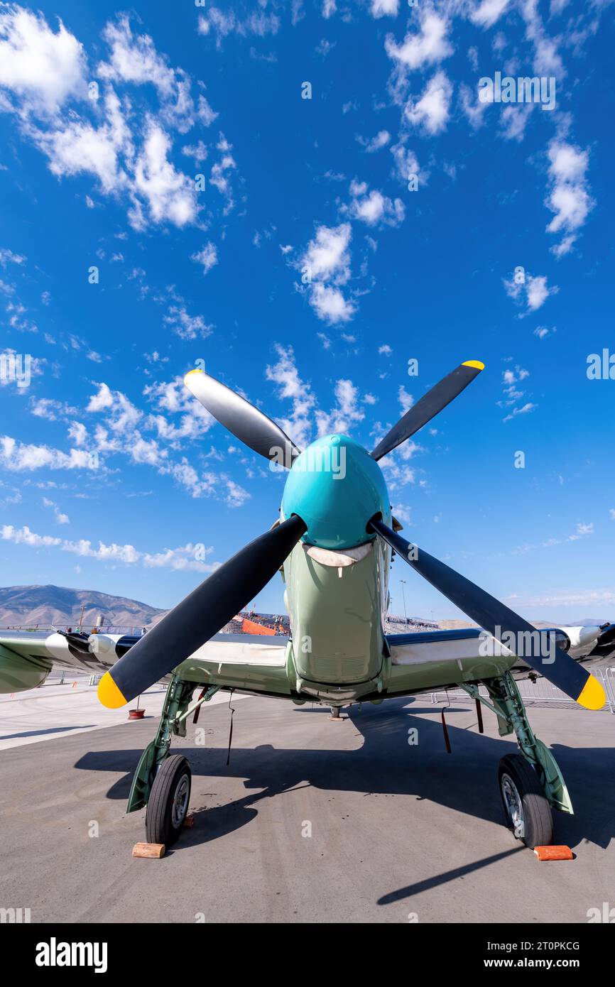 Cielo perfetto sopra un aereo a terra Foto Stock