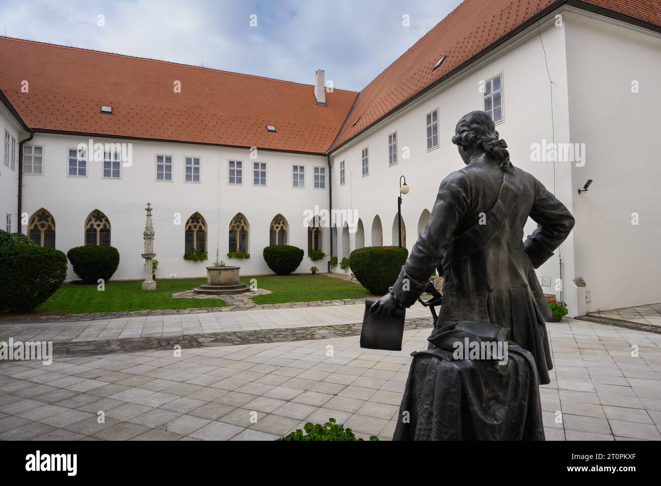 Monastero minorita di Znojmo o cortile Minoritsky Kaster con statua Foto Stock