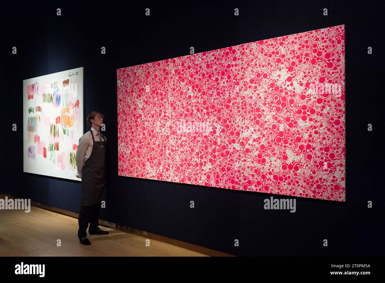 Londra, Regno Unito. 6 ottobre 2023. LONDRA, REGNO Unito - 06 OTTOBRE 2023: Un membro dello staff della galleria guarda un dipinto di Yayoi Kusama, Flame, 1992, stima £ 1.800.000 - 2.500.000 durante una foto alla casa d'aste di Christie che mostra i punti salienti della vendita serale del 20th/21st Century a Londra, Regno Unito il 6 ottobre 2023. (Foto di Wiktor Szymanowicz/NurPhoto) credito: NurPhoto SRL/Alamy Live News Foto Stock