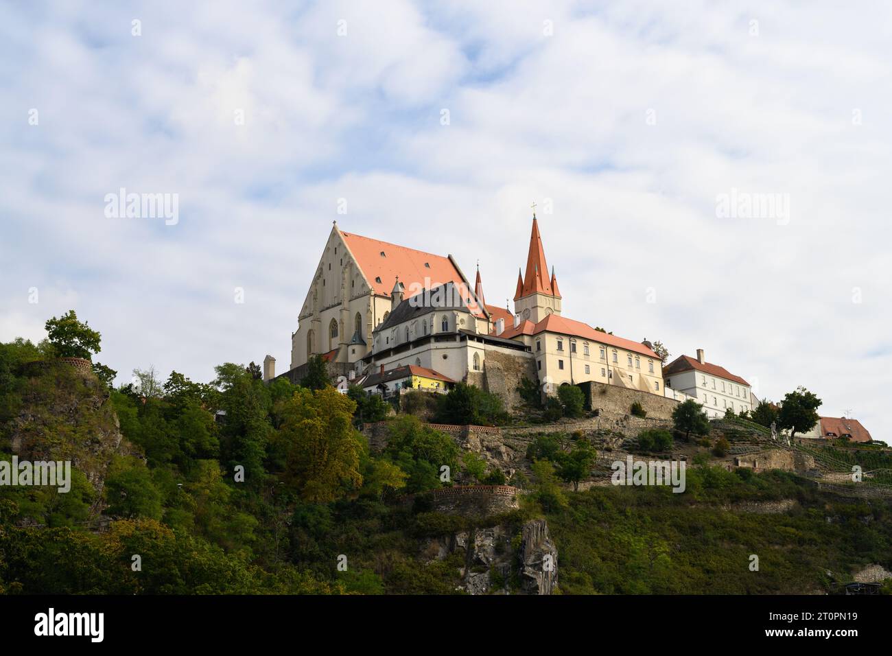 Paesaggio urbano di Znojmo o paesaggio urbano con la chiesa di San Nicola e la cappella di San Venceslao in Moravia Foto Stock